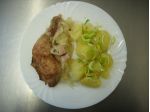 Pečené kuře na kysaném zelí, brambory