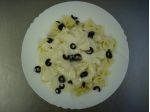 Těstoviny se sýrovou omáčkou s olivami