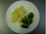 Vařená brokolice se sýrovou omáčkou, brambory